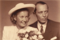 Ljuba a Vladimír Macevičovi, rodiče pamětnice, svatební fotografie, Praha 1942