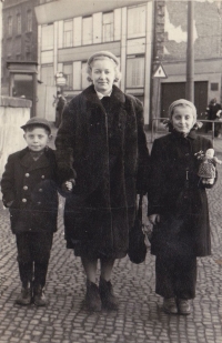 Ljuba s bratrem a maminkou na Žižkově, Praha 1953