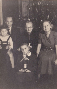 Vánoce rodiny Macevičových s babičkou Annou, Žižkov, Praha 1951