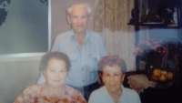 Anna vlevo při návštěvě Izraele s Cvim a Sárou, 1995
