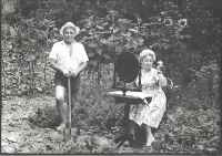 Rodiče pamětnice (v aranžované scénce) - maminka Ljuba a tatínek Vladimír na zahradě v Panenských Břežanech 1966 