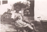 Jindřiška Švajdová (vlevo) v roce 1946