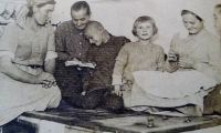 Anna (druhá zprava) v dětských letech