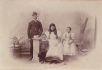 Františka a Matouš Kremlovi s dětmi Janem a Marií, okolo roku 1870