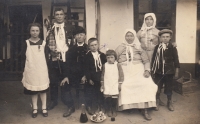 Prarodiče Matouš a Františka Kremlovi, manželé Novákovi s dětmi a sirotek Jan (vpravo)