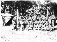 Společná fotografie - pyramida - účastníků skautského tábora na Podkarpatské Rusi, 1929