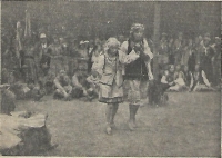 Ljuba Ustyanovičová, maminka pamětnice, vlevo v ukrajinském kroji na 1. Slovanském sletu skautů v Praze, 1931