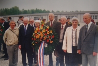 Setkání vězněných v Dachau, první zleva Miroslav Kubík, s věncem Vladimír Feierabend, Vladimír Prchal úplně vpravo