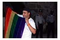 Frente a la policia represora cubana reclamando derechos para la Comunidad LGBTIQ