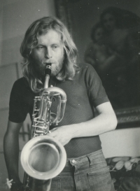 Jiří Kašpar playing a saxophone 