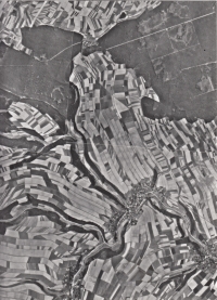 Letecký snímek Chmelíku před scelením pozemků