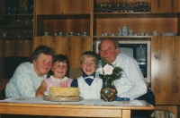 Marie Pucharová with her husband and grandchildren