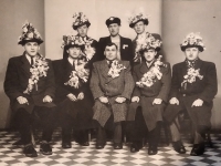 Před nástupem na vojnu 1949, pamětník nahoře uprostřed