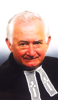 Dobová fotografia profesora Dušana Ondrejoviča vo farárskom rúchu.