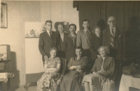 Soubor ochotnického divadla, vlevo sedící Marie Pucharová