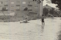 Syn a synovci během povodně v r. 1956