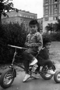 From the left: Tuan Nguyen with his brother - childhood in Warsaw 