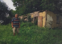Jaroslav Loukota před zbytky rodného domu v Malované, Volyně, 2014