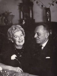Ljuba a Vladimír Macevičovi, rodiče pamětnice, oslava 25. výročí svatby, Praha 1967
