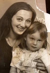 Ewa ako malé dievčatko s matkou, 1977