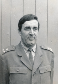 Otec Jany Hybáškové Jiří Hybášek jako voják v záloze v hodnosti nadporučíka v 80. letech 20. století