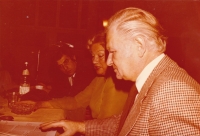 Discussion with Adina Mandlová and compatriots (Frankfurt am Main), 1970s - 1980s (Vladimír Šetina)
