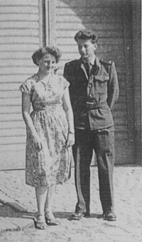 Alena  s budoucím manželem Janem Kleckerem v roce 1959