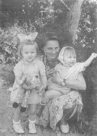 Alena Kleckerová se svými dvěma dětmi Alenkou a Honzíkem v roce 1962