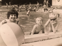 At the swimming pool with his brother and mother