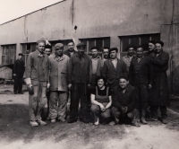 Václav Kulhánek (první zleva) v roce 1963 jako dělník v Prefě Veselí nad Lužnicí 