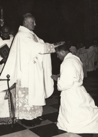 Vysvěcení na kněze v roce 1973. Václava Kulhánka světí biskup František Tomášek, pozdější kardinál
