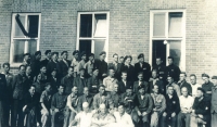 A group photograph of prisoners of the Sachsenhausen concentration camp (1945)