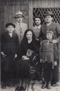 Kovářovi, dole zleva bratr Karel, maminka Rozálie, pamětnice, nahoře zleva bratr Jan, sestra Irena, otec Jan, Hošťálková, asi 1943