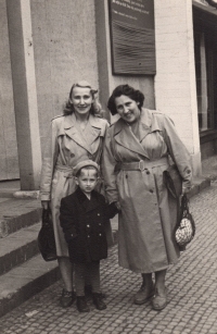 Photograph of Minka Blahová, Irena Werner and Peter as a three-year-old.

