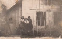 Se sourozenci Kaňakovými, Helena uprostřed, asi 1943