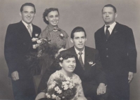 Svatba, zleva nahoře bratr Karel s přítelkyní Ludmilou Císařovou, otec Jan, dole Helena a Jan Šebestovi, Ostrava, 4. července 1953