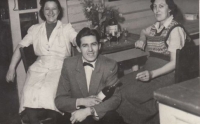 V práci, hotel Praha, zleva pamětnice, manžel Jan a kolegyně, Harrachov, 1954