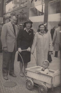Zleva manželé Josef a Milada Blažkovi, jejich syn Jaroslav a pamětnice, Praha, Národní třída, 1948