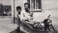 Zleva, synovec Jan Flígr, manžel Jan a dcera Helena, 1957