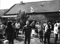 Zakončení výstavy Kurta Gebauera, uprostřed stojí Zdeněk Hůla, Galerie H, Kostelec nad Černými lesy, polovina 80. let