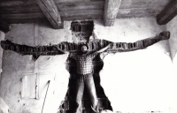 Kurt Gebauer při tvorbě reliéfních polic, Galerie H, Kostelec nad Černými lesy, polovina 80. let
