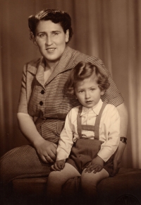 Spoločná fotografia Petrovej mamy Ireny a Petra z roku 1950.
