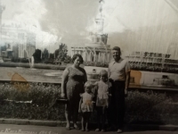 Halyna Ustymivna Hordienko with her husband and daughters, 1964 

