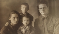 The family of Hienadz Barzilau before the war. Left: his mother Mahdalina Paulauna. Right: his father Aliaksey Pyatrovich. Top: his older brother Vladimir. Bottom: Hienadz Barzilau.