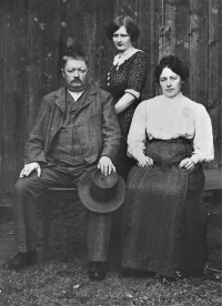 Pradědeček a prababička – obchodníci  Johann Schöllhammer (1867–1922) a Katharina Schöllhammer (1869–1952) s babičkou Theresií, provdanou Roiß (1894–1974)