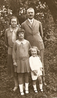 Grandparents, lawyer Dr. Adolf (1891–1962) and Marie Schilling (1892–1938) with Hubert's mother Gertrude, married name Roiß (1922–2001) and uncle Erhard Schilling (*1928) in Prague