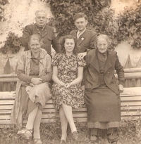 Zleva: Theresia Roiß, roz. Schöllhammer (1894–1974), Gertrude Roiß, roz. Schilling (1922–2001), Katharina Schöllhammer, roz. Meyer (1869–1952), 2. řada zleva: Heinrich Roiß (1890–1957), Hubert Roiß (1921–2012)