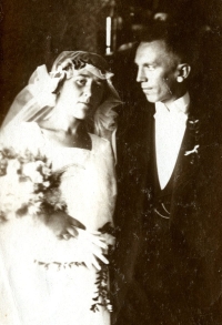 Wedding photograph of the parents of the witness, Pavla and František Vylít, chapel of the Chateau in Chotoviny, 1923