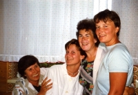 Klára (second from right) among the Viennese part of the family, Vienna, 1990 
