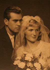 Svatební fotografie, manželé Miroslav a Miroslava Pavlovi, 5. 8. 1961, Prostějov